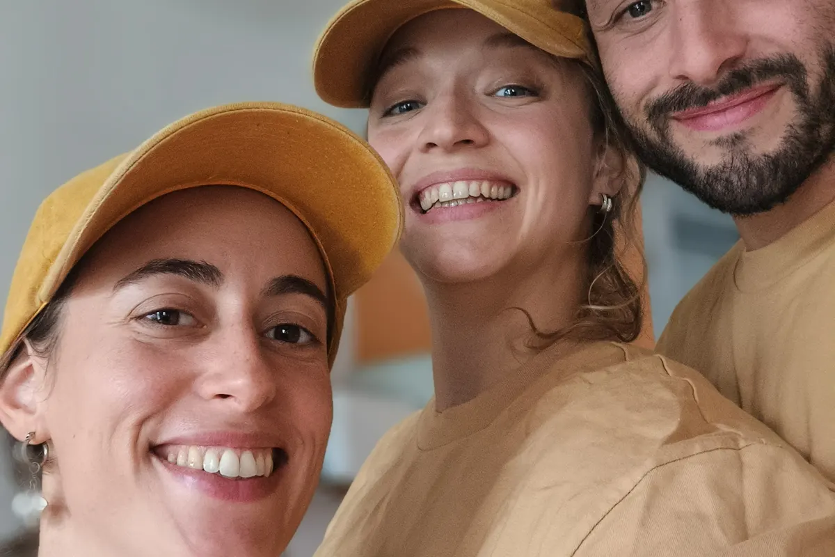 La familia de Mar de Pan, con gorros y sonrisas, en plena producción